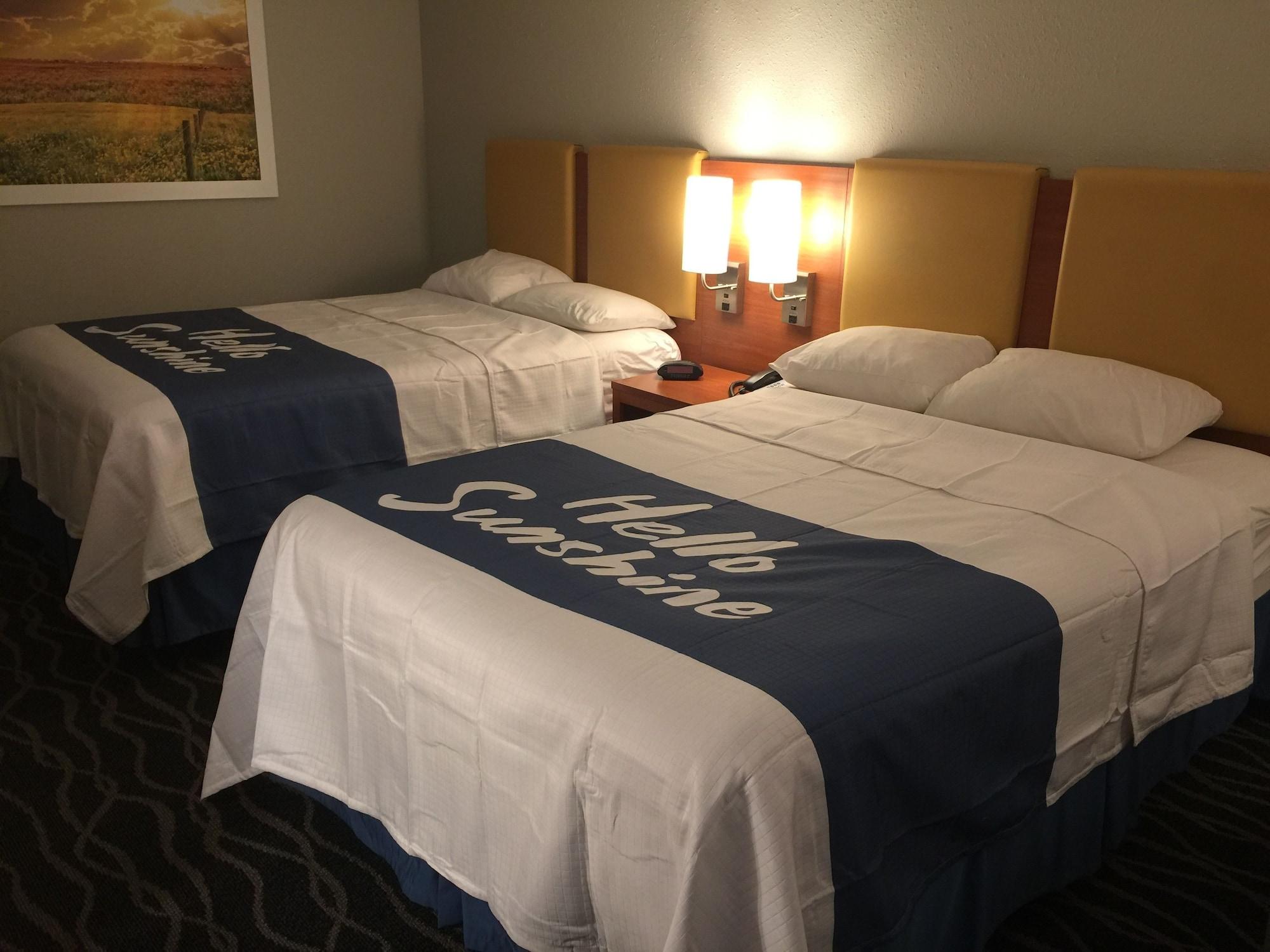 ספרינגדייל Days Inn & Suites By Wyndham Cincinnati North מראה חיצוני תמונה