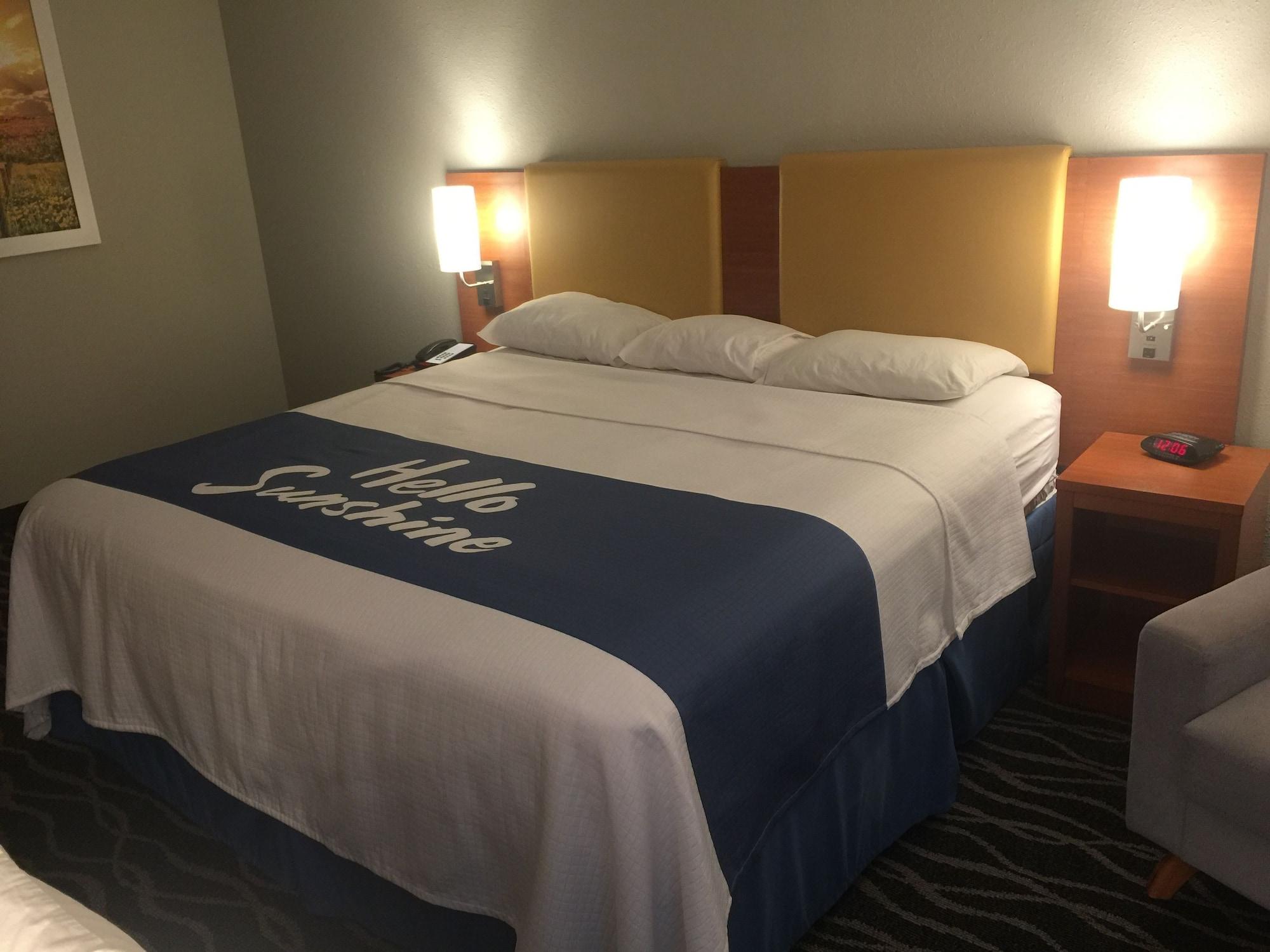 ספרינגדייל Days Inn & Suites By Wyndham Cincinnati North מראה חיצוני תמונה