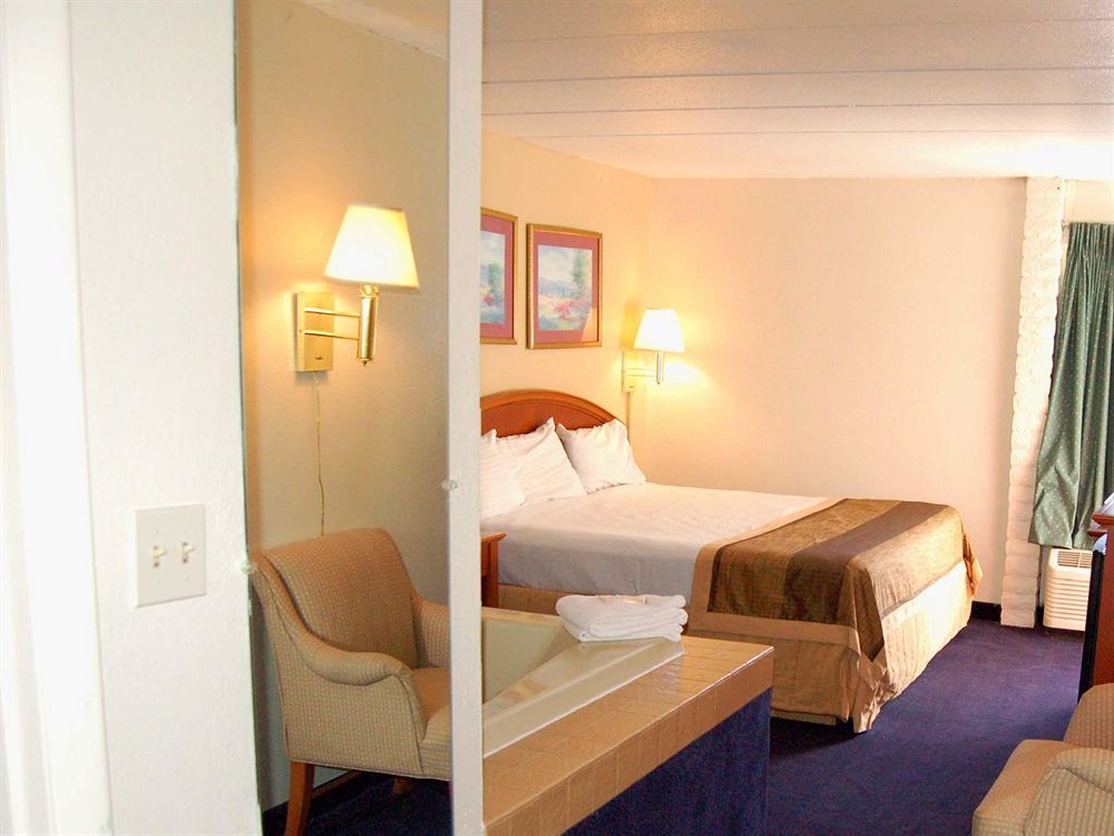 ספרינגדייל Days Inn & Suites By Wyndham Cincinnati North מראה חיצוני תמונה