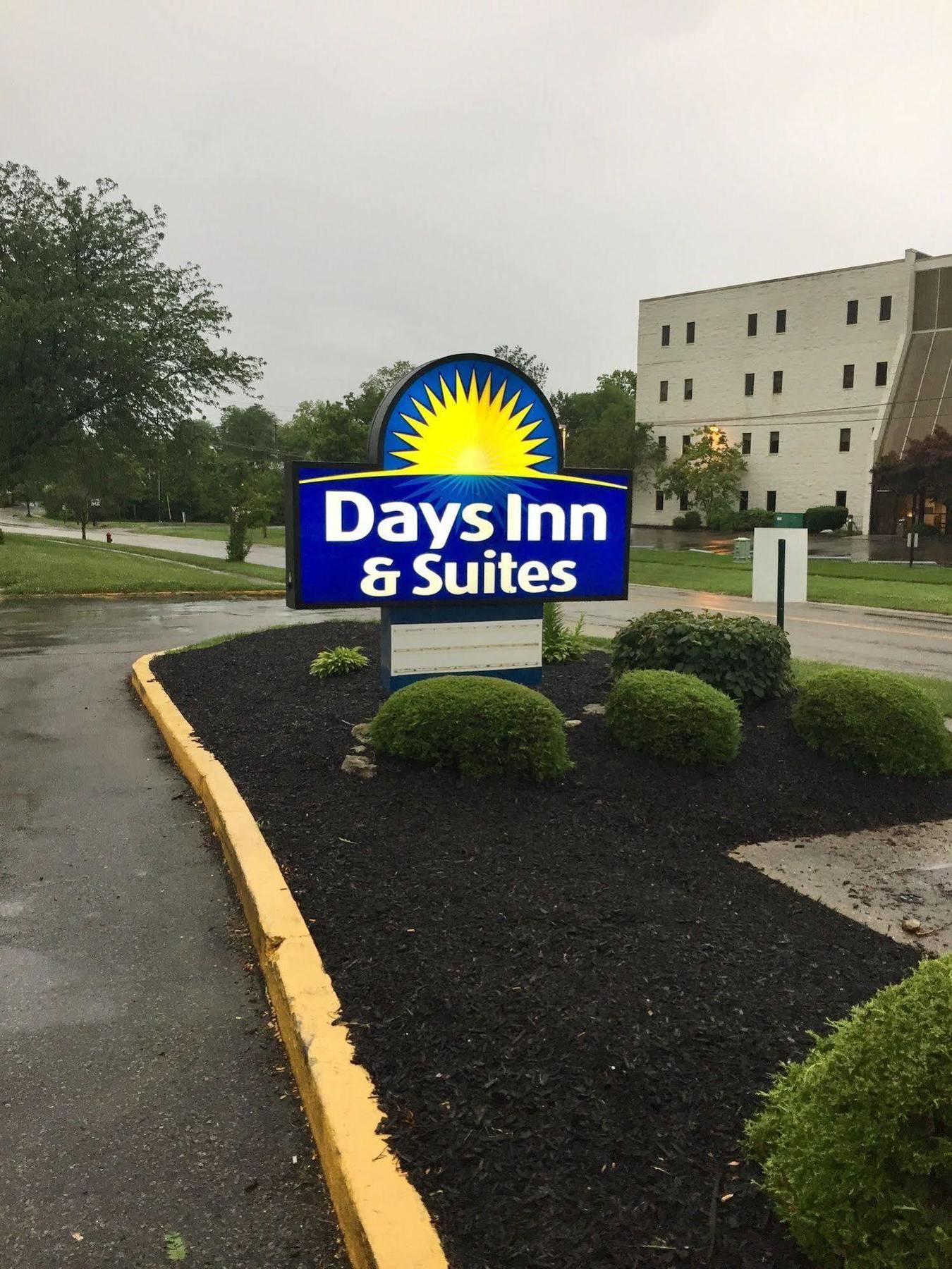 ספרינגדייל Days Inn & Suites By Wyndham Cincinnati North מראה חיצוני תמונה